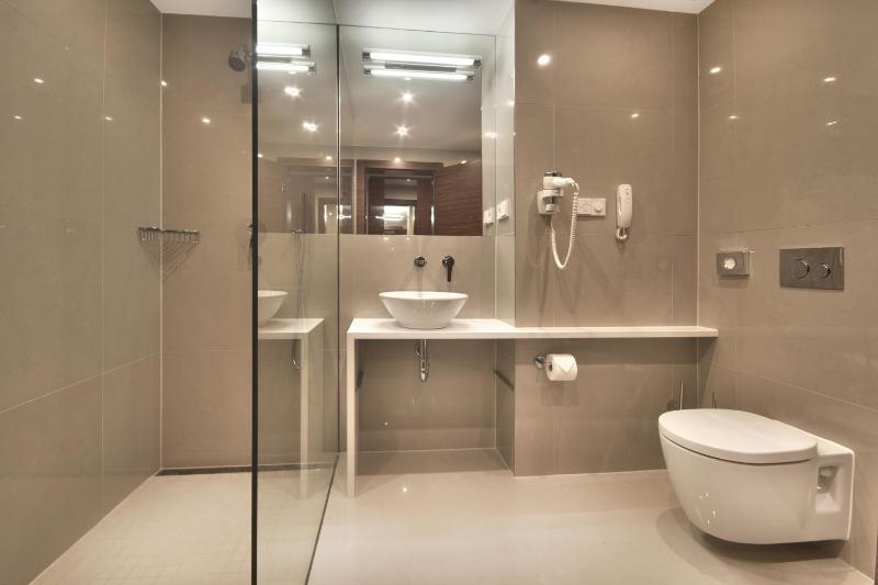 Deluxe Double/Twin with Free Entry to Wellness image 4