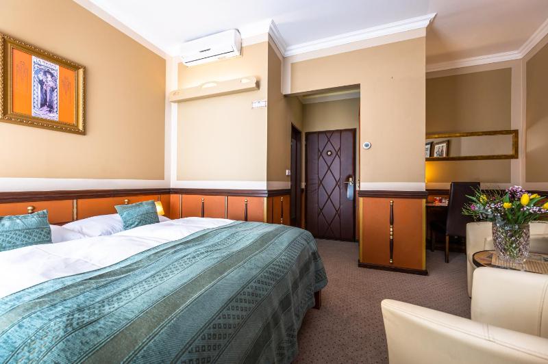 Classic Double or Twin Room image 4