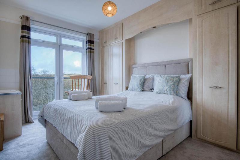 Little Glen - 3 Bedroom Holiday Home - Tenby - image 32