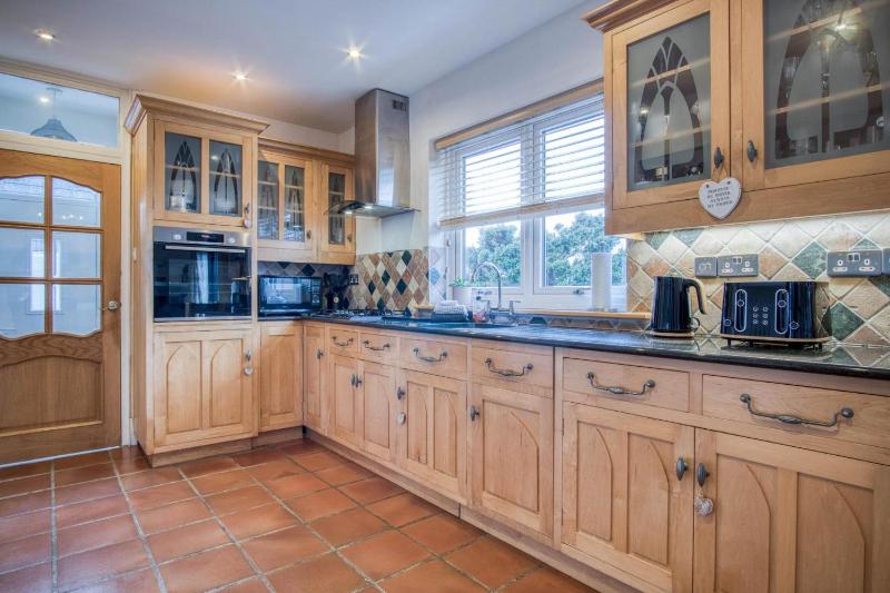 Little Glen - 3 Bedroom Holiday Home - Tenby - image 3