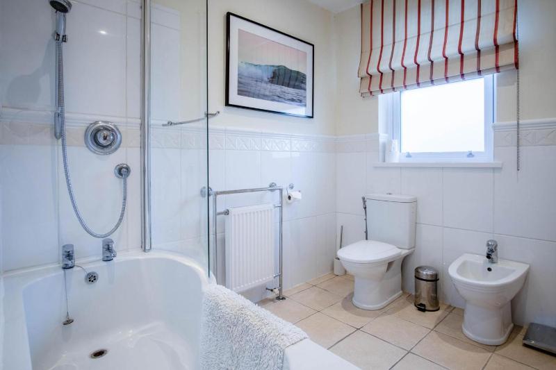 Little Glen - 3 Bedroom Holiday Home - Tenby - image 12
