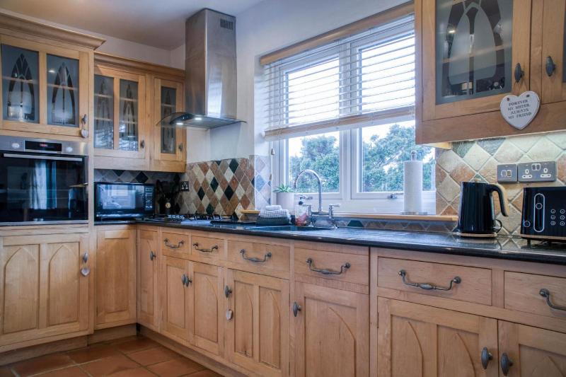 Little Glen - 3 Bedroom Holiday Home - Tenby - image 6