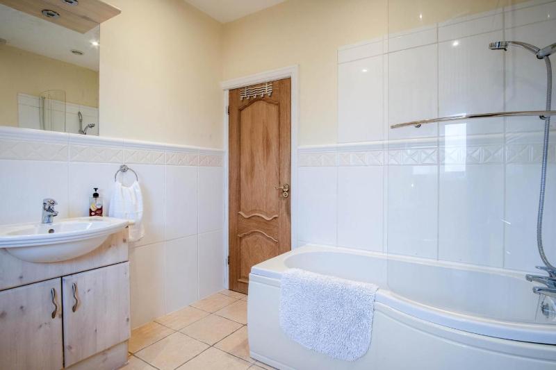 Little Glen - 3 Bedroom Holiday Home - Tenby - image 24