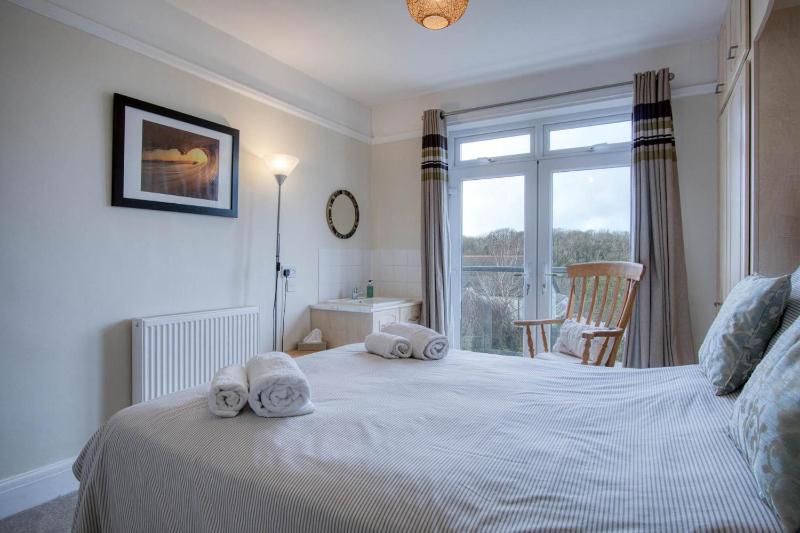 Little Glen - 3 Bedroom Holiday Home - Tenby - image 7