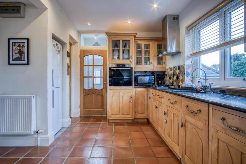Little Glen - 3 Bedroom Holiday Home - Tenby - image 35