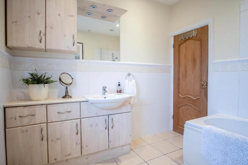 Little Glen - 3 Bedroom Holiday Home - Tenby - image 15