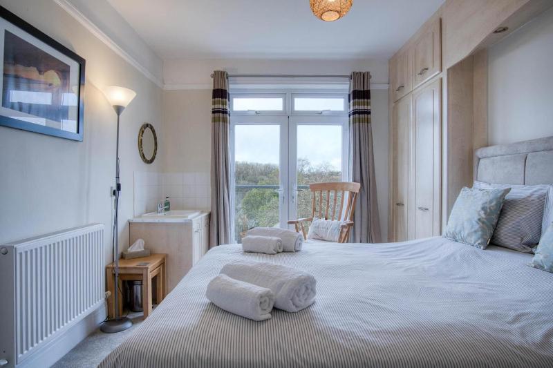 Little Glen - 3 Bedroom Holiday Home - Tenby - image 16