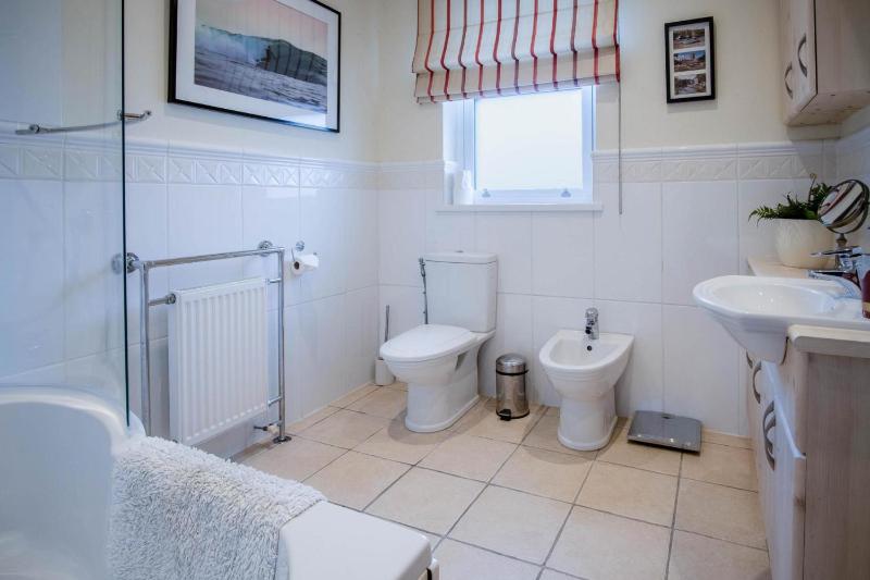 Little Glen - 3 Bedroom Holiday Home - Tenby - image 8
