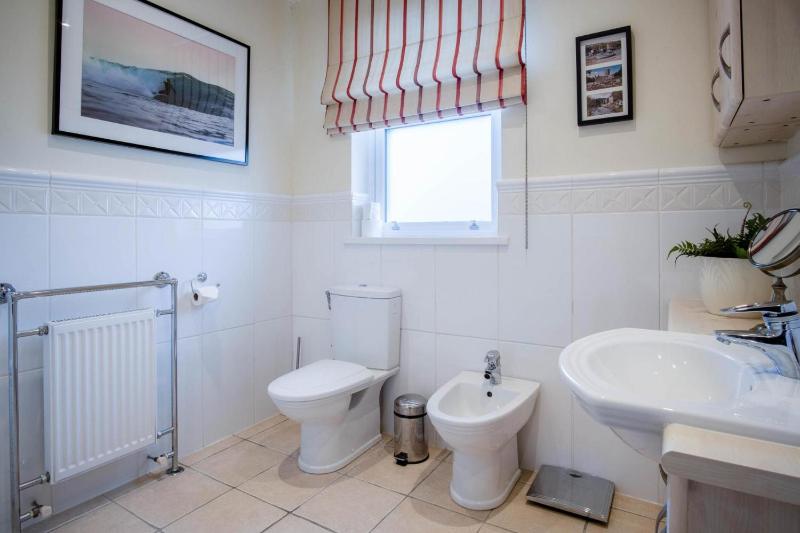 Little Glen - 3 Bedroom Holiday Home - Tenby - image 2