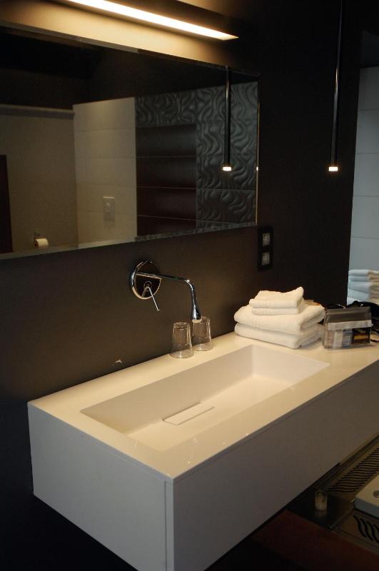 Deluxe Suite with Spa Bath image 3