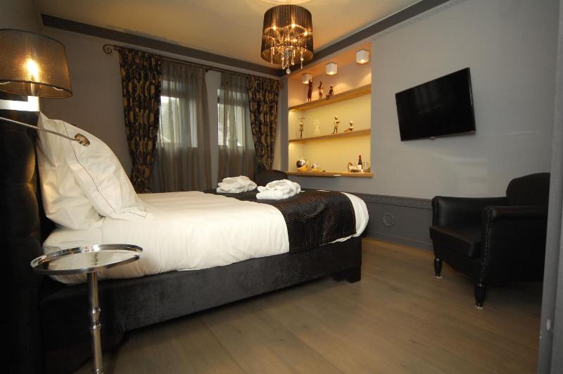 Deluxe Suite with Spa Bath image 4