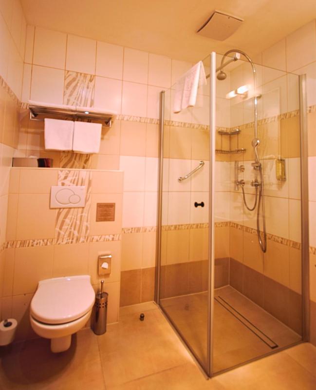 Double Room image 3