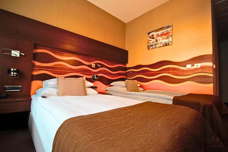 Twin Room image 4