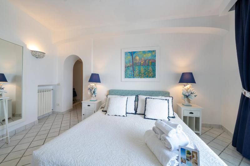 King Room with Spa Bath image 3