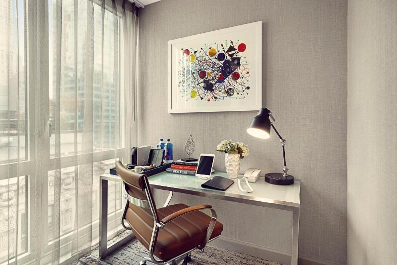 Deluxe King Room image 4