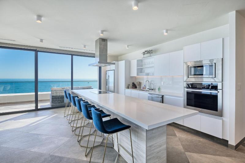 LUXURY NEW OCEANFRONT CONDO 5BR Sleeps 12 - image 11