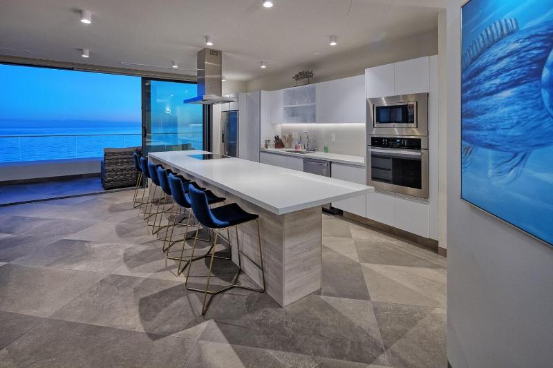 LUXURY NEW OCEANFRONT CONDO 5BR Sleeps 12 - image 8