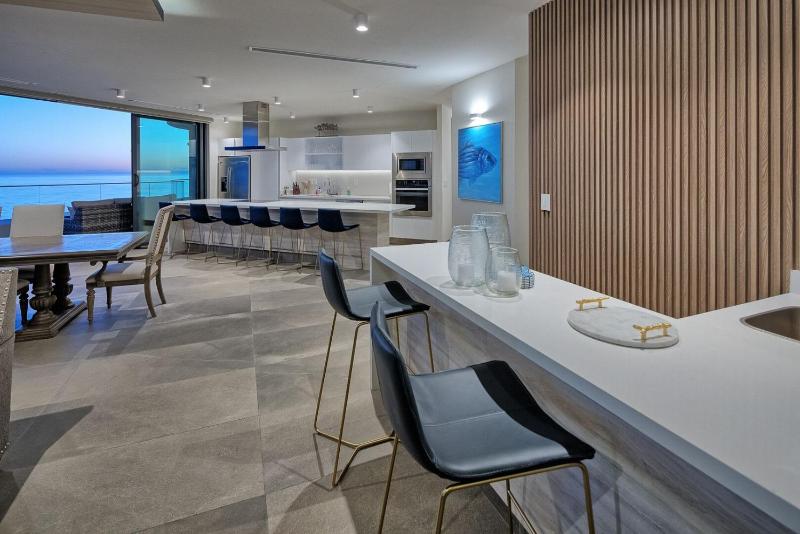 LUXURY NEW OCEANFRONT CONDO 5BR Sleeps 12 - image 2