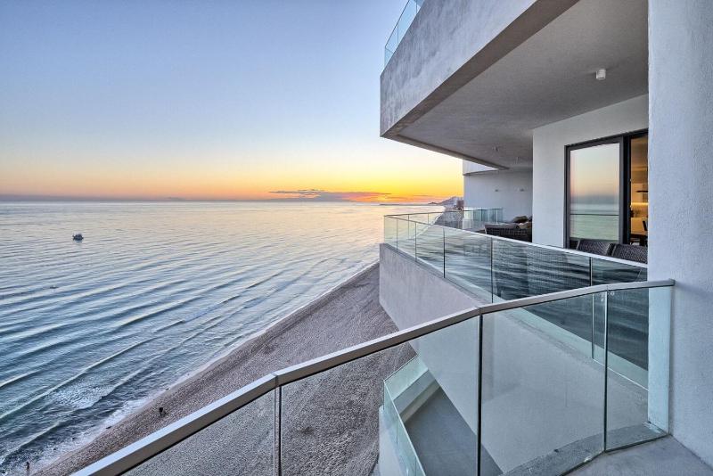 LUXURY NEW OCEANFRONT CONDO 5BR Sleeps 12 - image 7