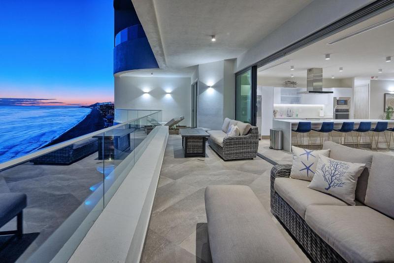 LUXURY NEW OCEANFRONT CONDO 5BR Sleeps 12 - image 10