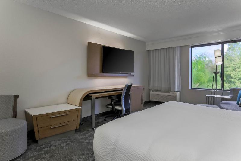 Courtyard by Marriott Tampa Brandon - image 11