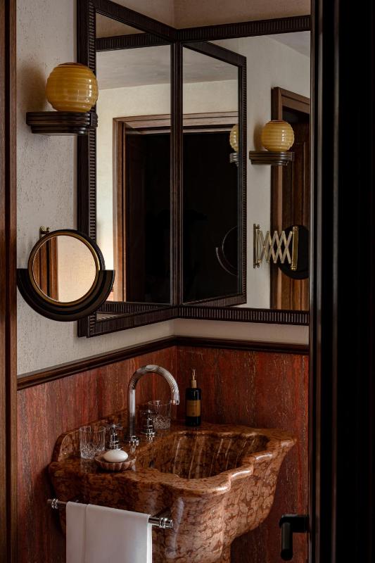 Deluxe Room with Minerva Square View image 4