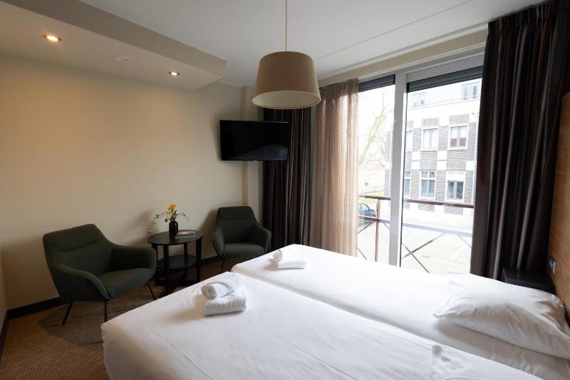 Standard Twin Room image 1