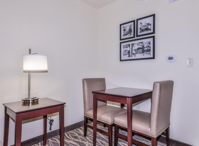 One-Bedroom Suite image 4