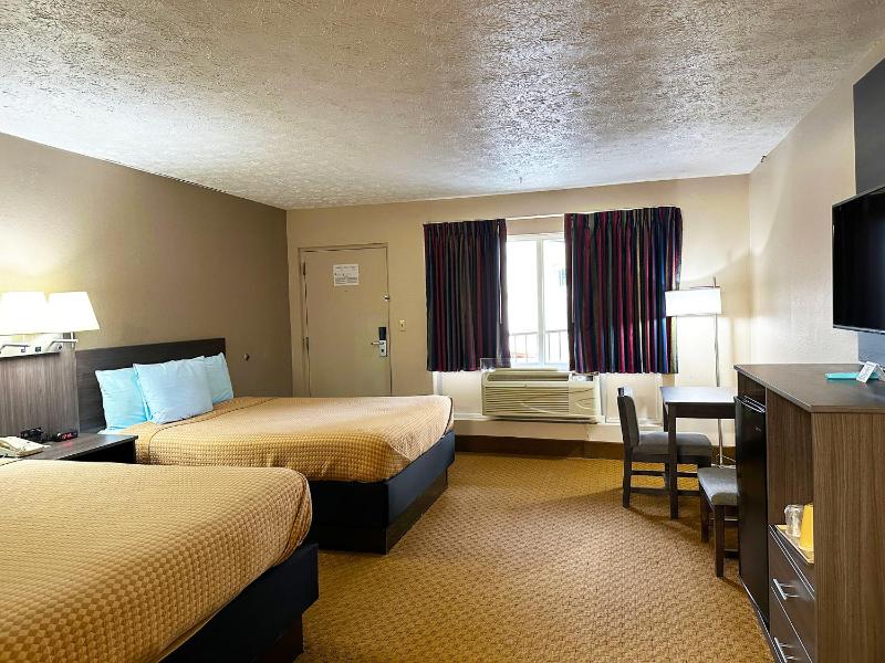 Queen Room with Two Queen Beds - No pets image 1