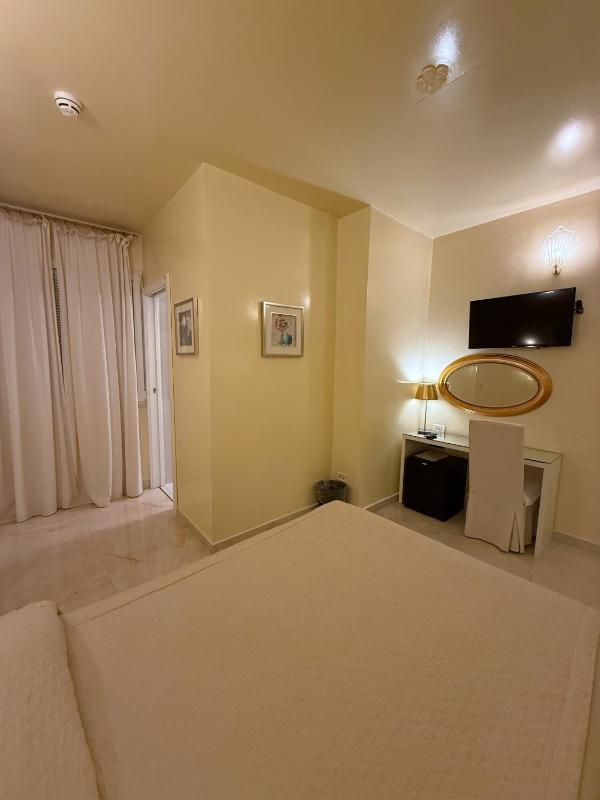 Single Room image 3