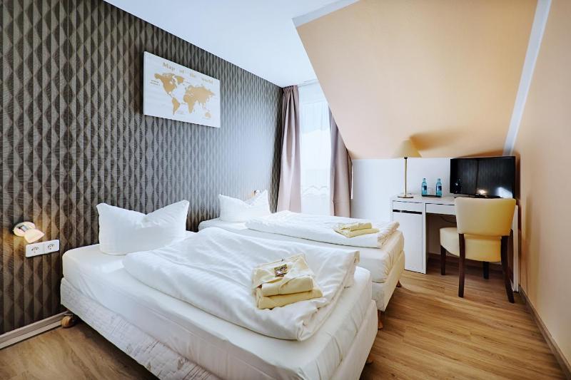 Twin Room image 4