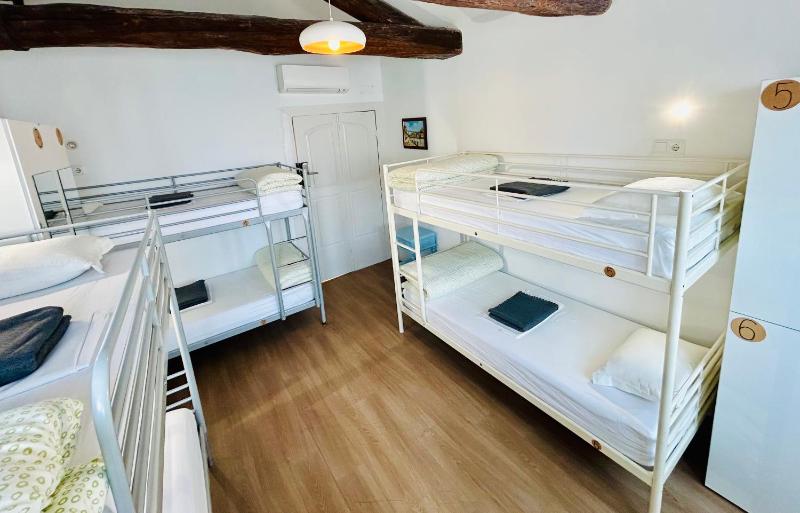 Bed in 6-Bed Mixed Dormitory Room with Shared Bathroom image 1