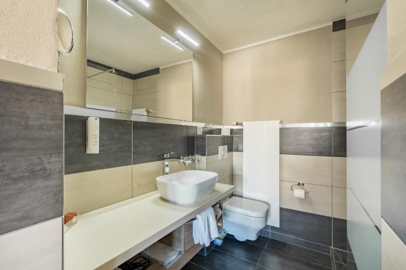 Double Room with Queen Bed image 3