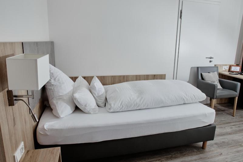 Standard Single Room image 3