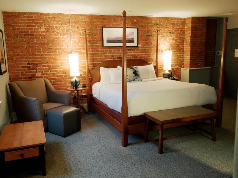 Deluxe King Room image 1