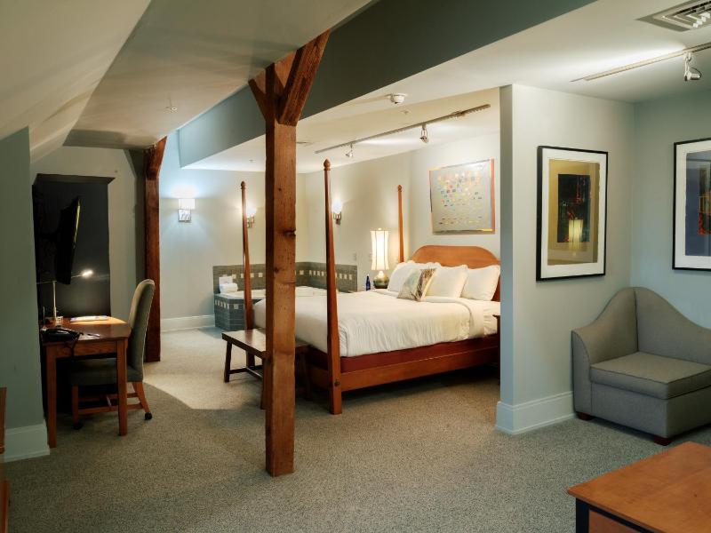 Loft Suite with Hot Tub image 4