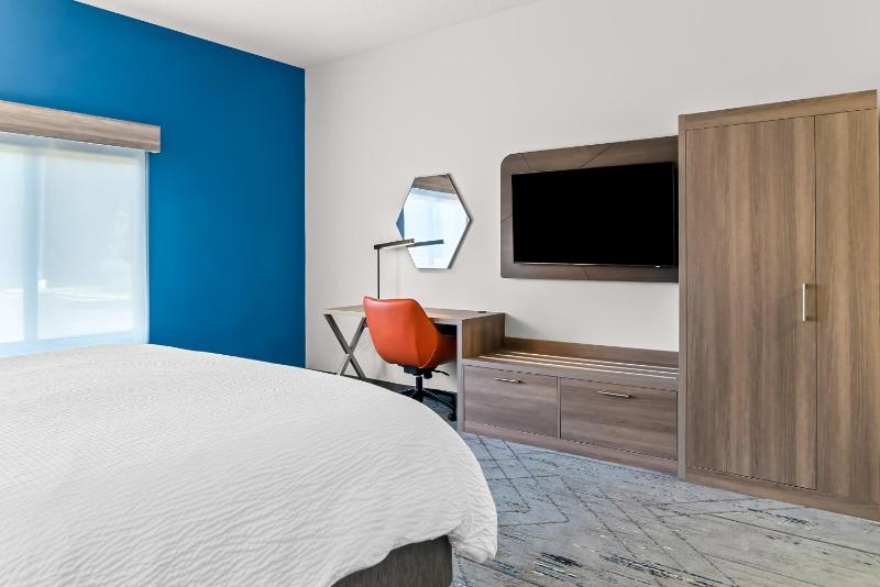 Standard King Room image 4