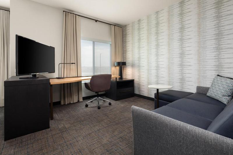 King Studio with Sofa Bed and Adapted Tub - Mobility Accessible image 2