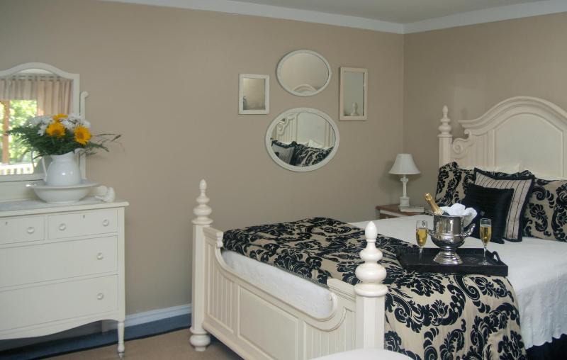 Superior Queen Room image 3