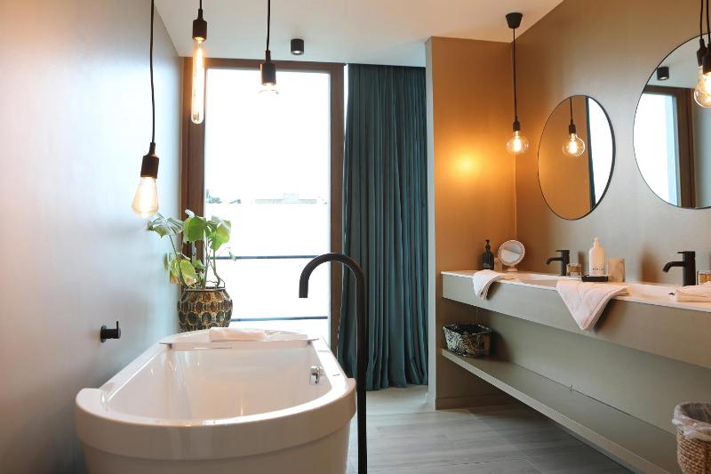 Deluxe King Room image 2