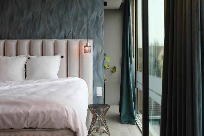 Deluxe King Room image 3
