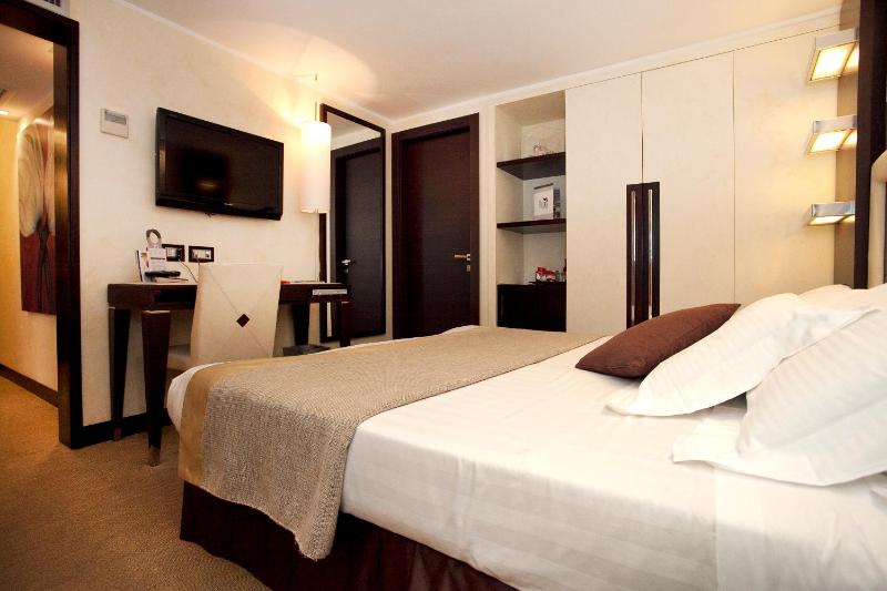 Double or Twin Room image 2