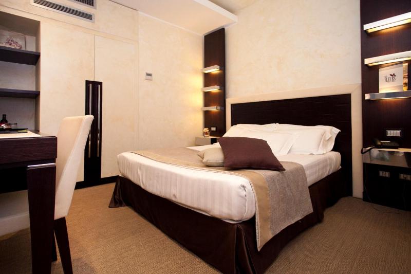 Deluxe Double Room image 3