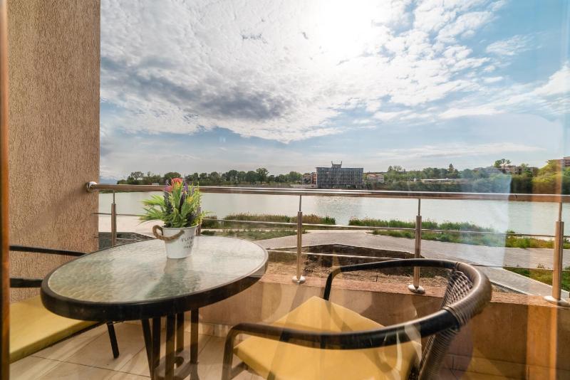 Double Room with Lake View image 3