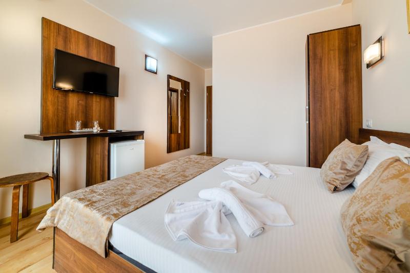 Double Room with Lake View image 2