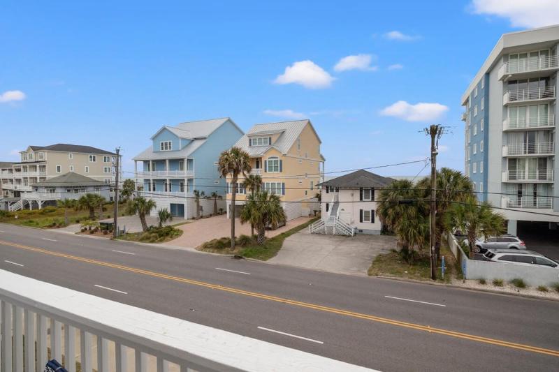 Beach Nest 1 Stylish Condo 2Min Walk to Beach - image 29