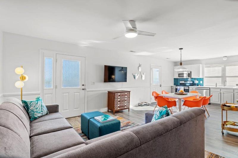 Beach Nest 2 Stylish Condo 2 Min Walk to Beach - image 14