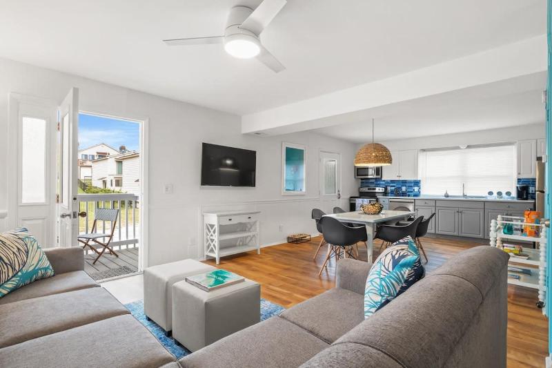 Beach Nest 3 Stylish Condo 2Min Walk to Beach - image 32