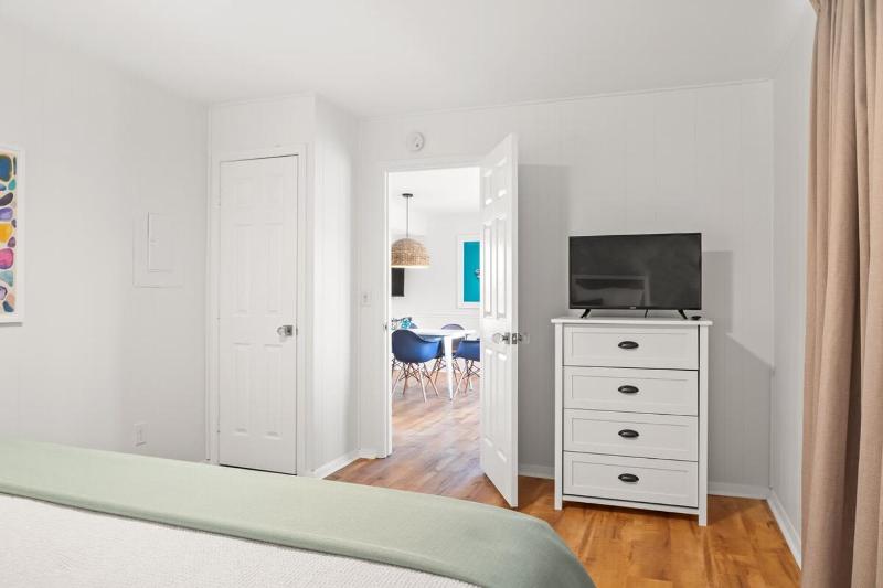 Beach Nest 3 Stylish Condo 2Min Walk to Beach - image 23