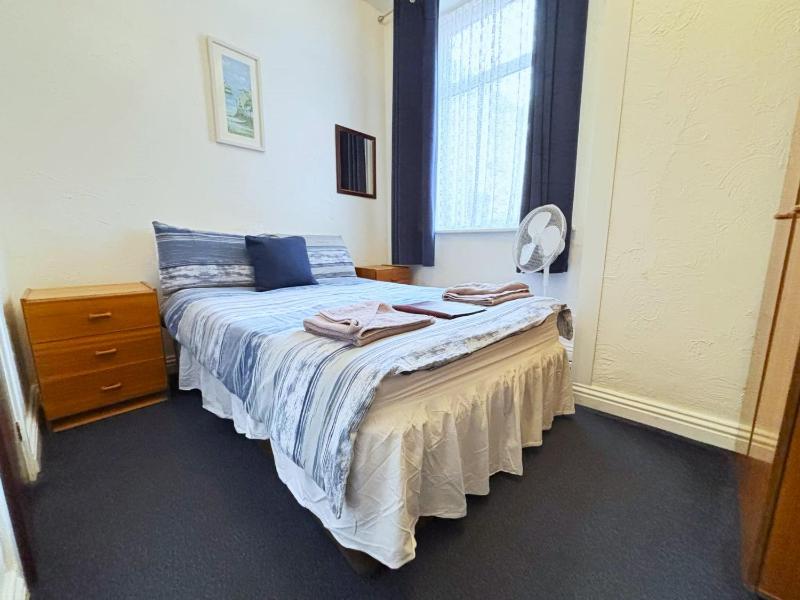 Single Room with Private Bathroom image 1